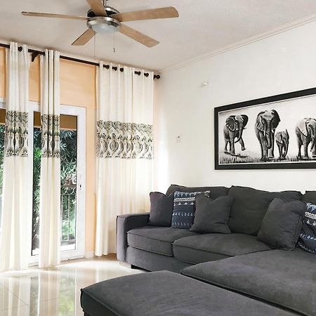 Central Upscale New Kingston Apt With Pool Luaran gambar