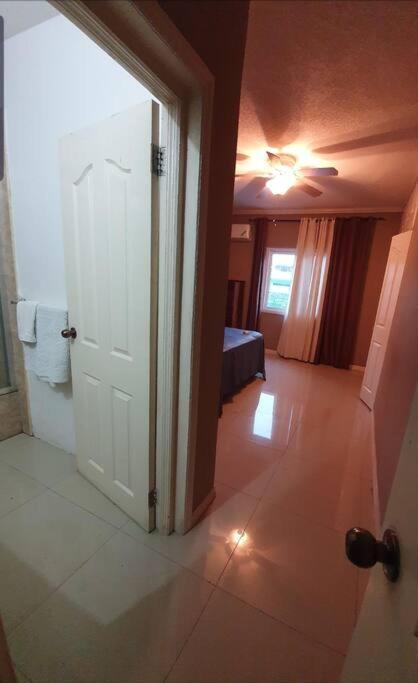 Central Upscale New Kingston Apt With Pool Luaran gambar