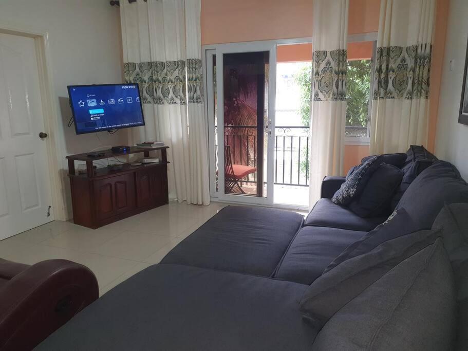 Central Upscale New Kingston Apt With Pool Luaran gambar