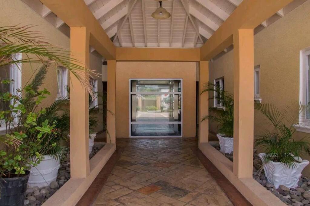Central Upscale New Kingston Apt With Pool Luaran gambar