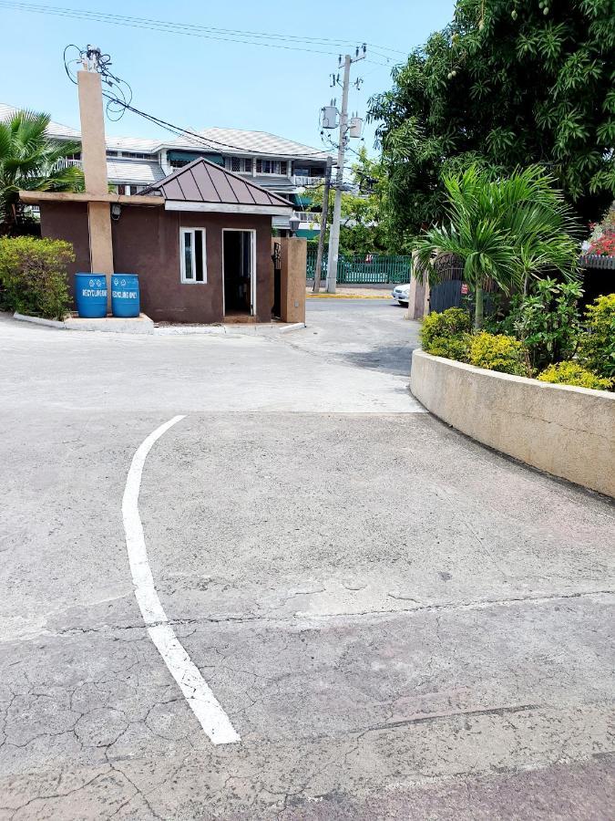 Central Upscale New Kingston Apt With Pool Luaran gambar
