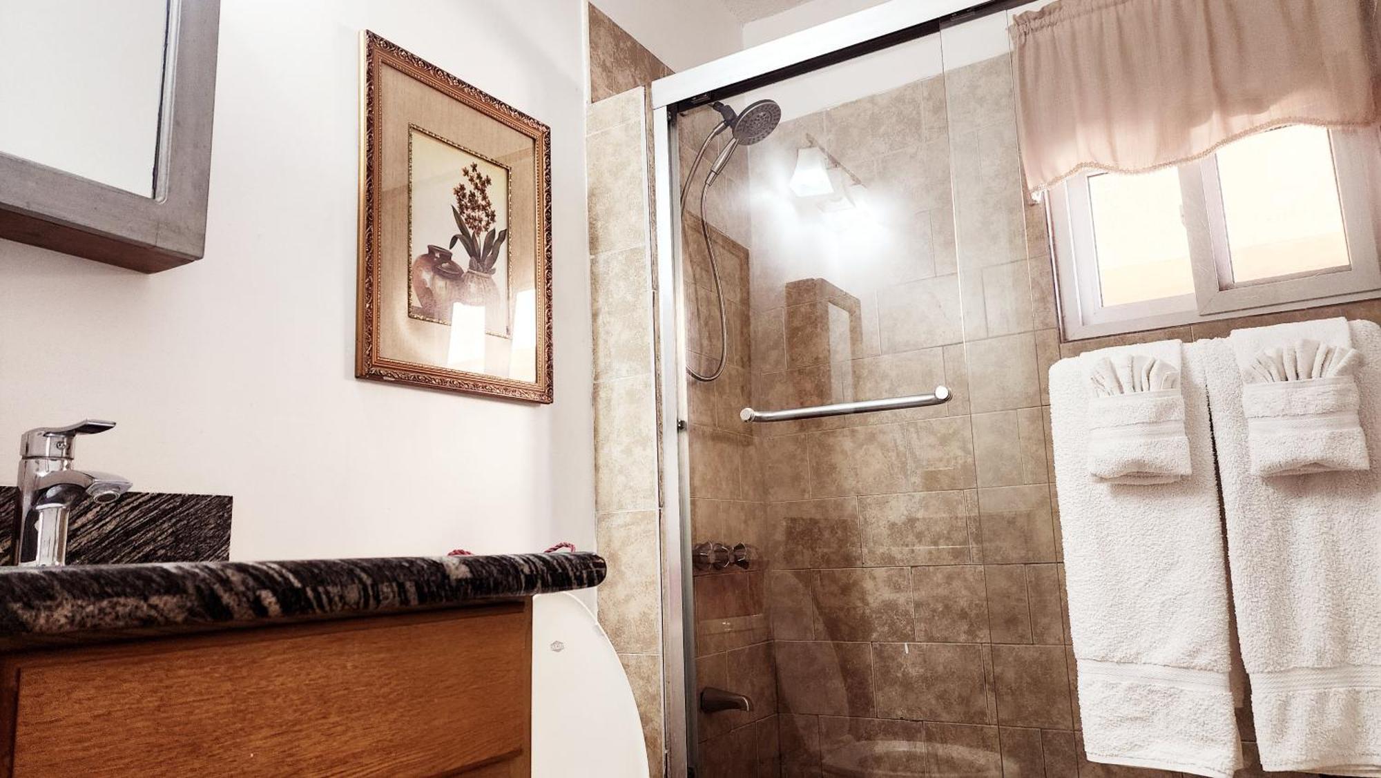 Central Upscale New Kingston Apt With Pool Luaran gambar