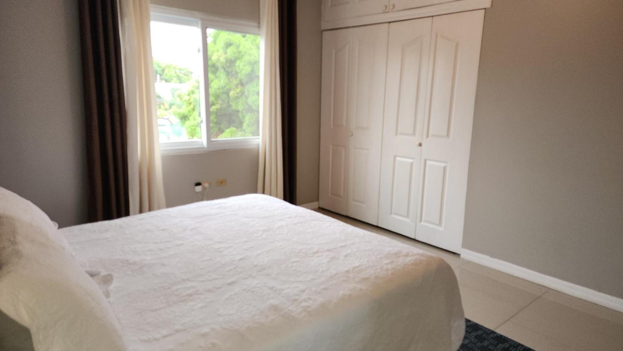 Central Upscale New Kingston Apt With Pool Luaran gambar
