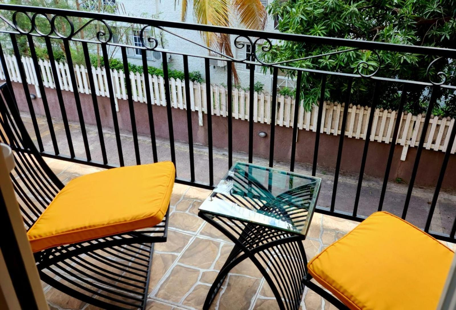 Central Upscale New Kingston Apt With Pool Luaran gambar